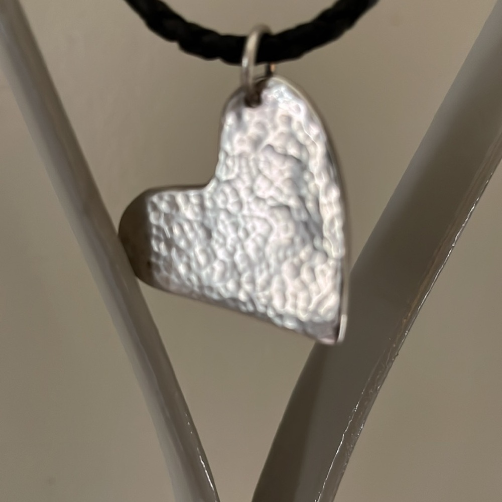 Fearless heart pendant by james avery with 10 in leather thong